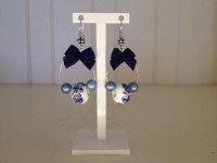 zilverkleurige ronde hangers met blauw wit bloempatroon en blauwe strik